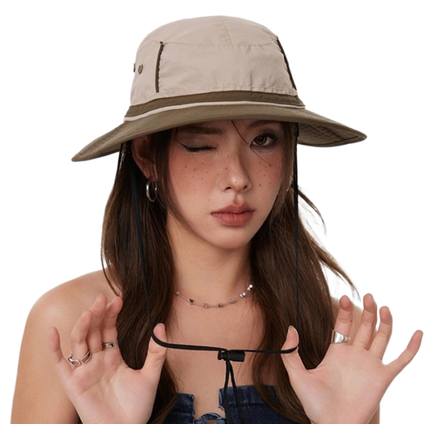Femme confiante porte un bob avec ficelle sur la tête