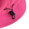 Zoom sur la qualité des coutures du bob ficelle rose
