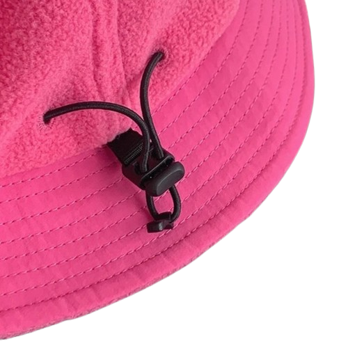 Zoom sur la qualité des coutures du bob ficelle rose