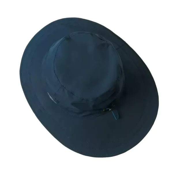 Un chapeau de pêcheur bleu est montré du dessus