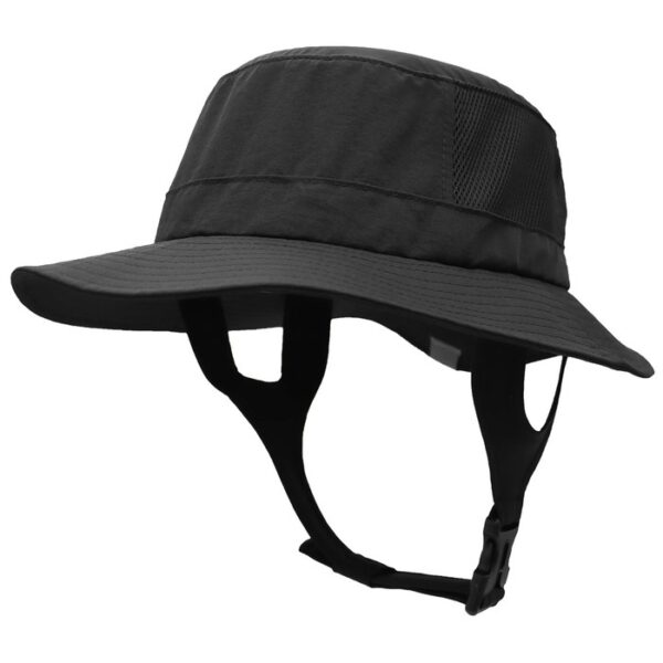 Un bob surf noir est présenté sur un fond blanc