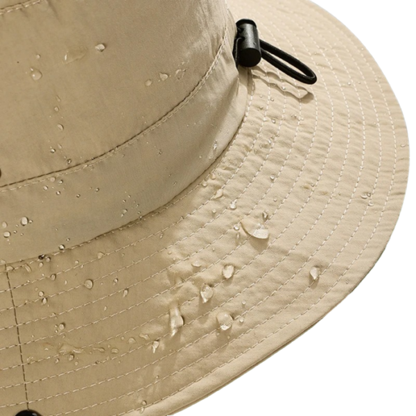 Gros plan sur la qualité de la matière imperméable du bob ficelle