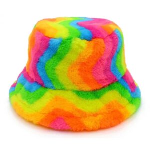 Un chapeau de pêcheur ayant pour motifs imprimés pleins de couleurs vives différentes comme un arc-en-ciel