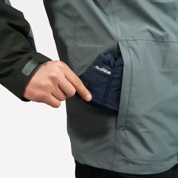 Un homme met un bob chapeau plié dans sa poche de veste