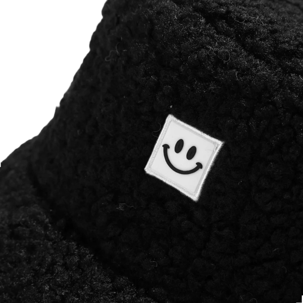 Zoom sur le petit smiley brodé sur le bob chaud d'hiver