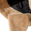 Zoom sur les détail et la qualité de la texture du chapeau bob fourrure