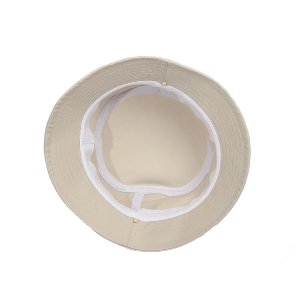 Le bob beige est renversé pour que l'on puisse voir l'intérieur du chapeau