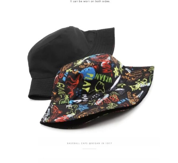 Le bob chapeau festival est plié à plat