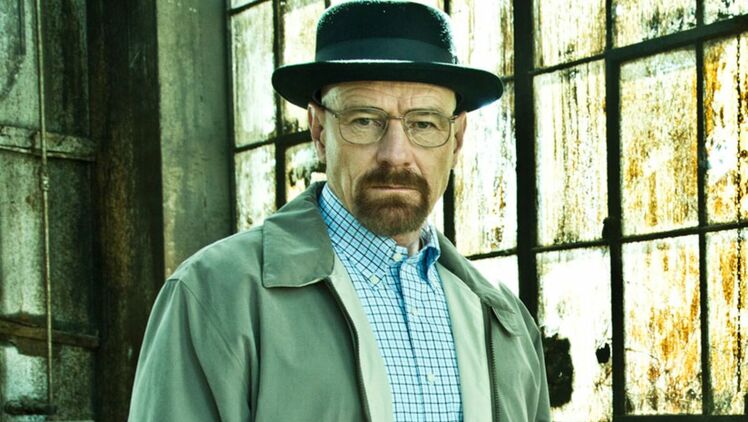 Acteur principal de la série breaking bad portant son célèbre chapeau emblématique pork pie