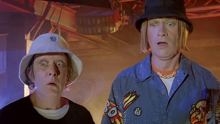 Scène culte d'un film hollywoodien des années 2000 avec deux personnages qui portent des bobs chapeaux sur leur tête