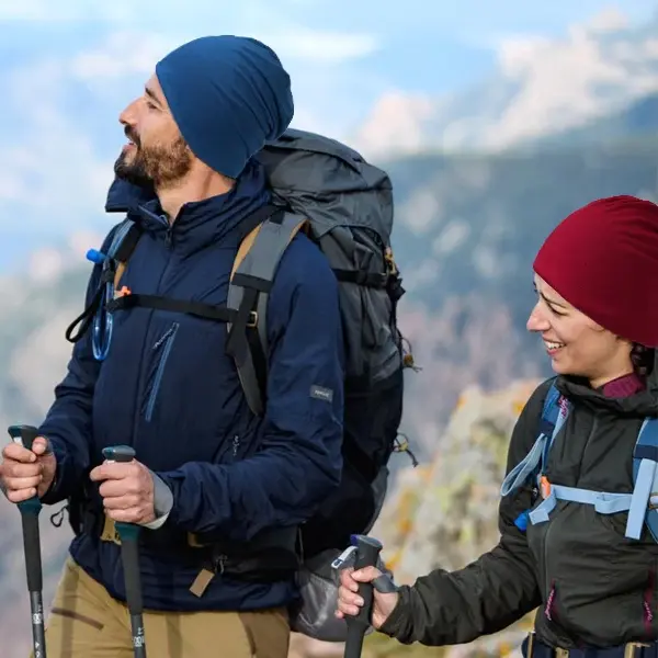 Un couple d'alpinistes en montagne portent des bonnets en coton pour se protéger du froid