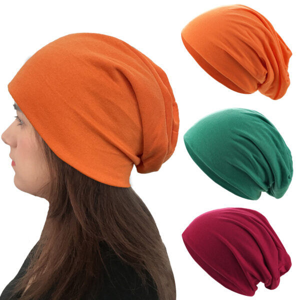 Une femme porte un bob coton orange de profil