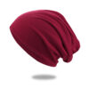 Un bonnet en coton bordeaux est montré sur un fond blanc