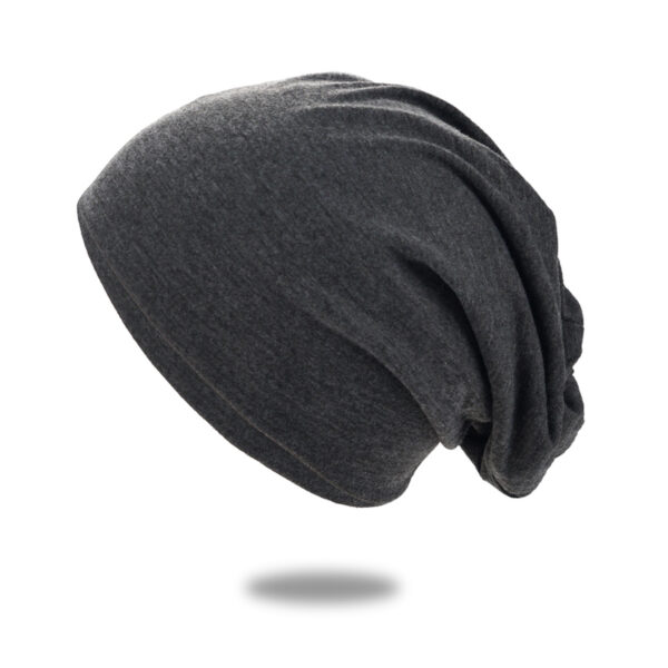 Un bonnet en coton gris foncé est montré sur un fond blanc