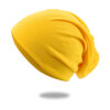 Un bonnet en coton jaune est montré sur un fond blanc