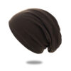 Un bonnet en coton marron est montré sur un fond blanc