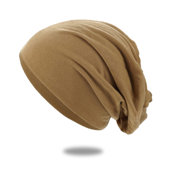 Un bonnet en coton marron clair est montré sur un fond blanc