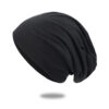 Un bonnet en coton noir sur un fond blanc