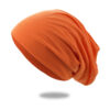 Un bonnet en coton orange est montré sur un fond blanc