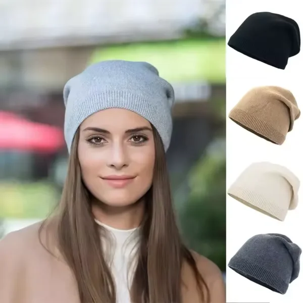 Femme qui porte un bonnet en coton avec plusieurs versions présentées du bonnet à sa gauche