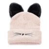 Un bonnet à oreille beige est présenté sur un fond blanc