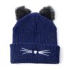 Un bonnet à oreille bleu est présenté sur un fond blanc