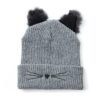 Un bonnet à oreille gris est présenté sur un fond blanc