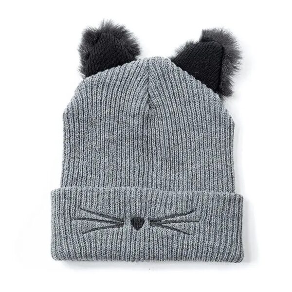Un bonnet à oreille gris est présenté sur un fond blanc