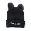 Un bonnet à oreille noir est présenté sur un fond blanc