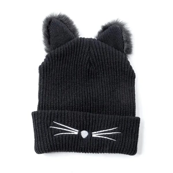 Un bonnet à oreille noir est présenté sur un fond blanc