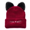 Un bonnet à oreille rouge est présenté sur un fond blanc