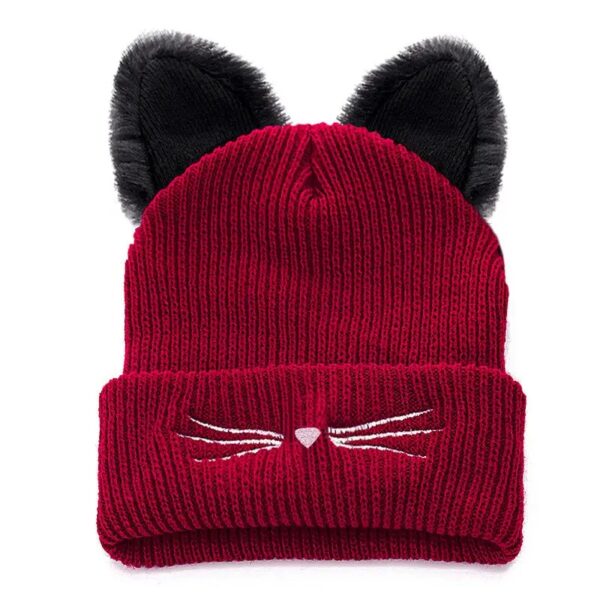 Un bonnet à oreille rouge est présenté sur un fond blanc