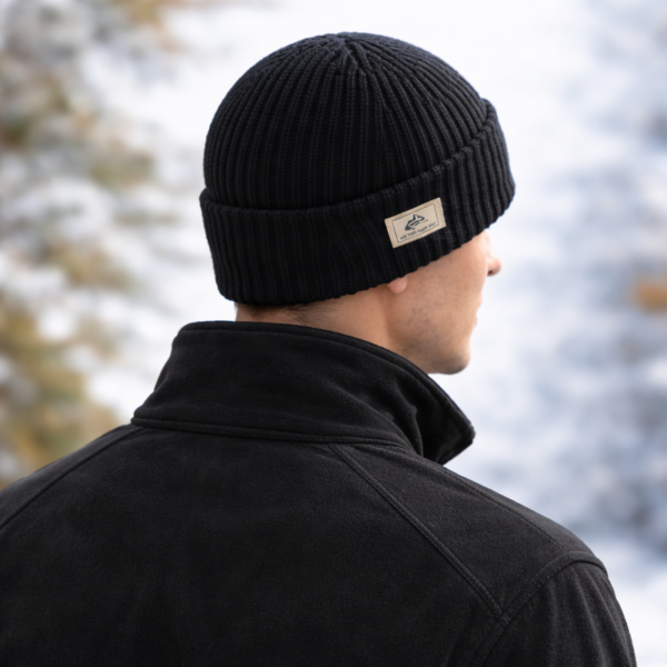 Un modèle de dos porte un bonnet cagoule 2 en 1 en laine noir