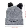 Les dimensions d'un bonnet doux gris sont indiquées