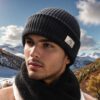Un modèle porte un élégant bonnet noir