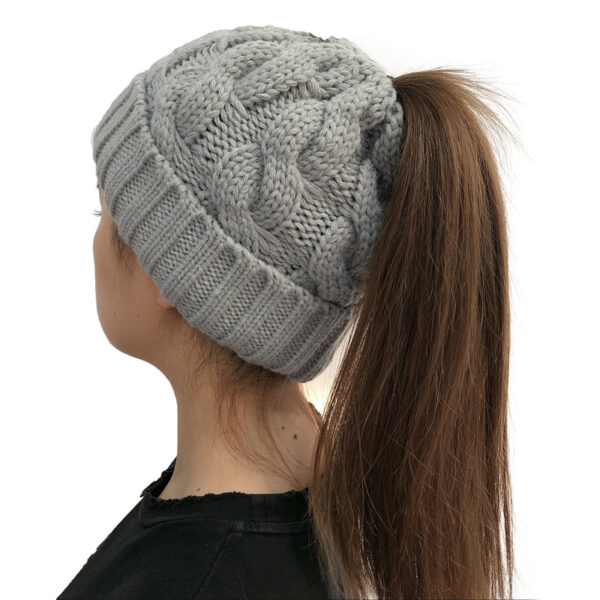 Fille longs cheveux porte un bonnet queue de cheval gris de derrière