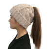Fille longs cheveux porte un bonnet queue de cheval beige de profil