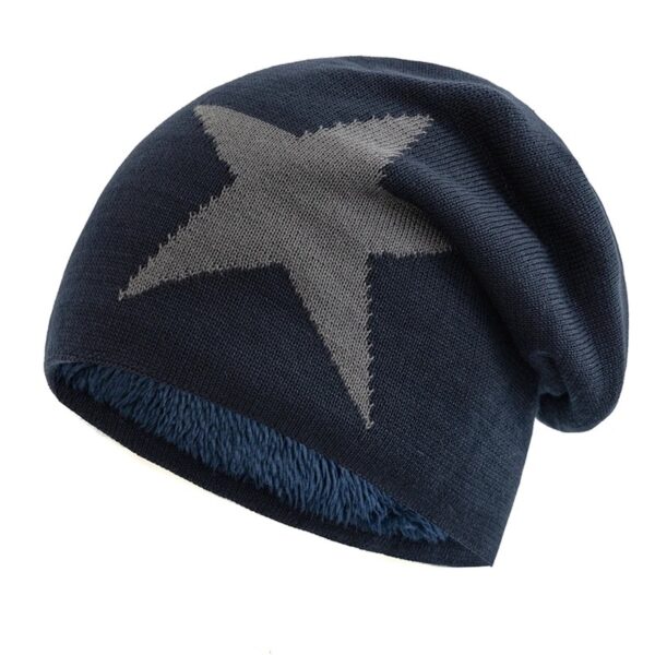 Un bonnet étoile bleu est présenté sur un fond blanc