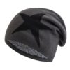 Un bonnet étoile gris est présenté sur un fond blanc