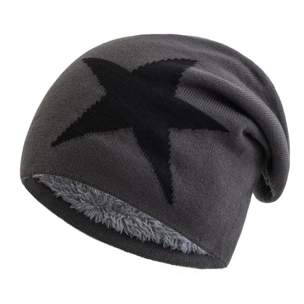 Un bonnet étoile gris est présenté sur un fond blanc