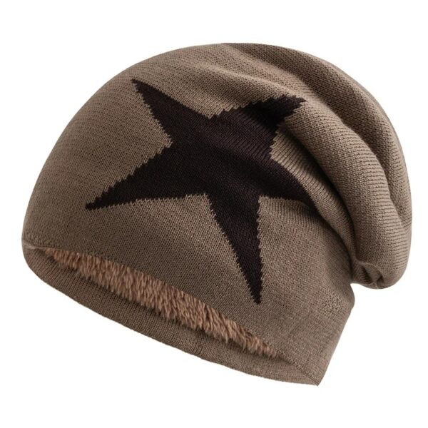 Un bonnet étoile marron est présenté sur un fond blanc