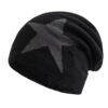 Un bonnet étoile noir est présenté sur un fond blanc