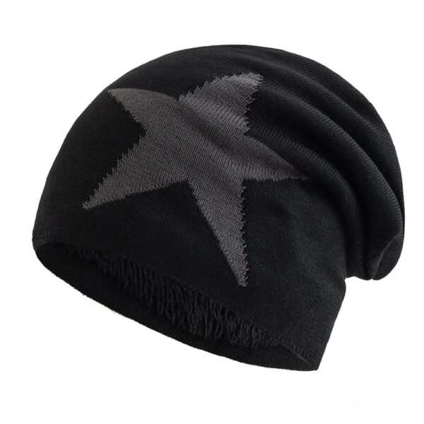 Un bonnet étoile noir est présenté sur un fond blanc