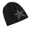 Un bonnet avec un motif d'étoile est posé à plat