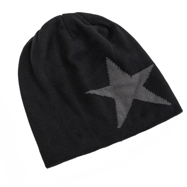 Un bonnet avec un motif d'étoile est posé à plat