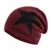 Un bonnet étoile rouge est présenté sur un fond blanc