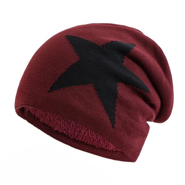 Un bonnet étoile rouge est présenté sur un fond blanc