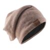 Bonnet homme streetwear beige sur un fond blanc