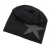 Un bonnet étoile noir plié à plat est présenté sur un fond blanc