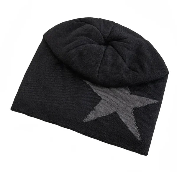 Un bonnet étoile noir plié à plat est présenté sur un fond blanc